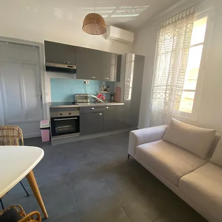 Appartement 2 Pieces Place Miot, Cote Cours Ajaccio (Corsica)