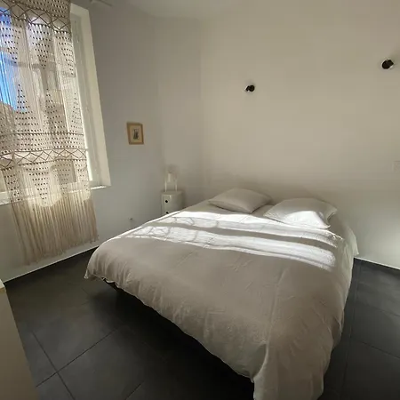 2 Pieces Place Miot, Cote Cours Apartament