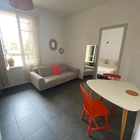 2 Pieces Place Miot, Cote Cours Appartement *